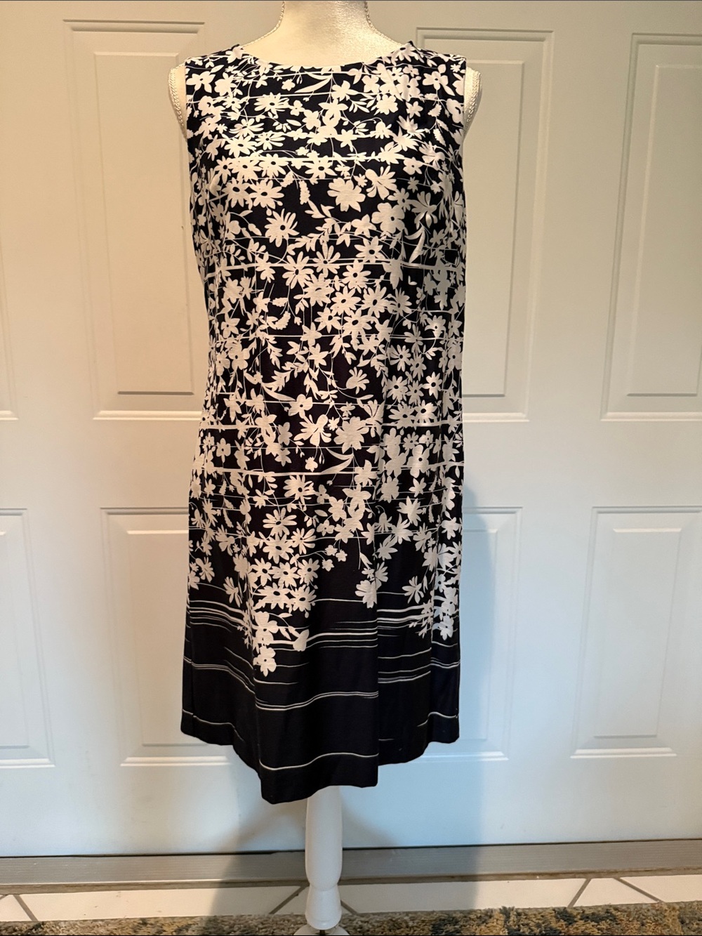 Tommy Hilfiger SZ 8 Classic Sleeveless Back Zip Navy Blue & White Floral Dress